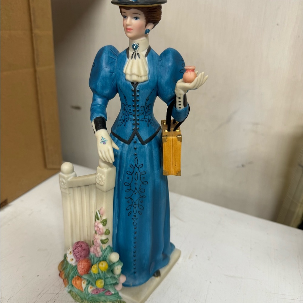 Avon 2009 President's Club Figurine